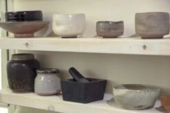 Large Mortar And Pestle Set With Garlic Peeler, Avocado Slicer And Spatula – Authentic Granite Stone Mexican Molcajetes Mortar And Pestle – Ideal For Grinding Spices And Herbs - Grinder - Crusher -KitchenAid Shop 412fTj14wWL