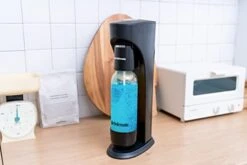 OmniFizz Sparkling Water And Soda Maker, Carbonates Any Drink Without Diluting It, CO2 Cylinder Not Included (Matte Black) -KitchenAid Shop 41HpQTBjAIL