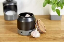 Cole & Mason H822135 Elmdon Black/Grey Garlic Keeper | Kitchen Organisation, Storage Pot For Fresh Garlic | Ceramic/Acacia/Silicone | (H)120 Mm X (D)110 Mm | 2 Year Guarantee -KitchenAid Shop 41q2zHLmEdL
