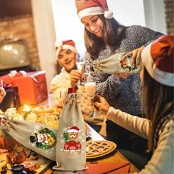 10PCS Christmas Burlap Wine Bags, Jute Wine Bottle Covers Bags Reusable Xmas Wine Gift Bags With Drawstring For Christmas Wedding Birthday Holiday Party Supplies -KitchenAid Shop 516WDLbv2hL