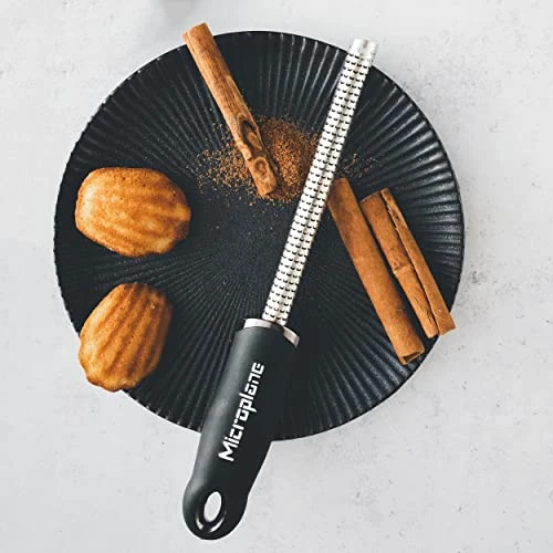 Microplane Premium Classic Spice Grater - Black 5 Microplane Premium Classic Spice Grater - Black - Image 3