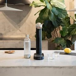 Carbonator Sparkling Water Maker – Soda Streaming Machine – With Gift Box – Award-Winning Design – Metal Accents – Dishwasher Safe BPA Free 1L Bottle – Soda Maker – Soda Machine – Water Carbonator Cordless And Stylish European Design – Seltzer & Carbonated Water Maker – Works With Standard 60L C02 Cartridges -KitchenAid Shop 51jHbL0eDrL