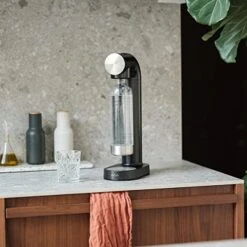 Carbonator Sparkling Water Maker – Soda Streaming Machine – With Gift Box – Award-Winning Design – Metal Accents – Dishwasher Safe BPA Free 1L Bottle – Soda Maker – Soda Machine – Water Carbonator Cordless And Stylish European Design – Seltzer & Carbonated Water Maker – Works With Standard 60L C02 Cartridges -KitchenAid Shop 51u44FaNSNL